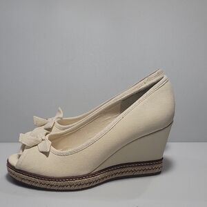 Tory Burch Elegant Cream Wedge Canvas Bow Accent Pump Size 9.5 M MSRP 250$